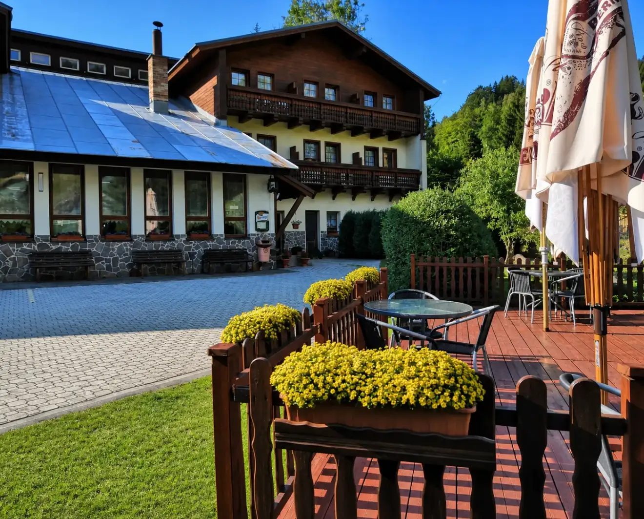 Letní restaurační zahrádka nad splavem